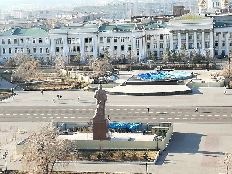 На площадях стоит ленин с фонтанами песня. Фонтан на площади ленина чита. фонтан на площади ленина хабаровск. фонтан в чите 2025 на площади ленина. ленин площатьчита.